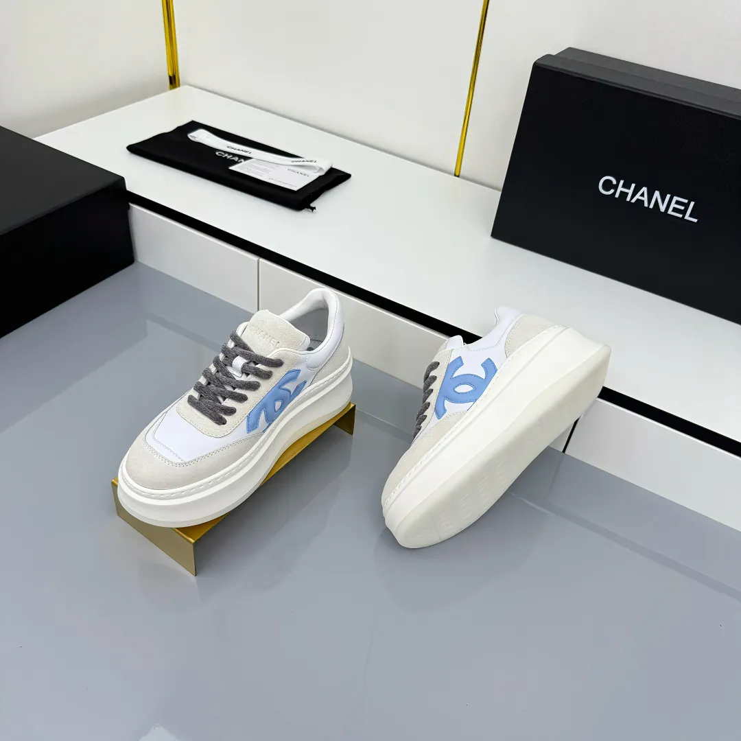 👟👟Ex-factory price 660👟👟 Top version! Chanel Chanel panda shoes! 2025 counter's top casual sports shoes. This classic design; the upper is electro-embroidered with a variety of techniques; the outsole is fashionable and sporty; the unusual inclusion of a variety of color matching elements... The diversified mix and match is very good-looking and versatile, and can be used for leisure, fashion, sports, and outdoor... ꫛꫀꪝ Go➫ Materials: ❶Upper made of: original imported first-layer silk cowhide + original waterproof cloth + original first-layer cowhide ❷Inner lining: Original Yangli+wang ❸ Outsole based on: Original TPU combination outsole Counter boutique packaging complete set for women 35–41
